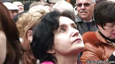 Oyuncaklar ve olgun porno lezbiyen parmaklar