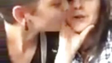 Anne yakalandı bir komşu spying POV olgun uvey anne porno BJ
