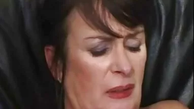 Güzel genç tamamen olgun mom sex memnun